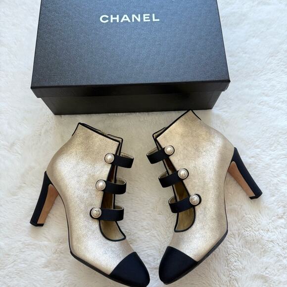NEW!! Chanel 2018 Gold Toe Leather Pearl Button Boots Heels 38 EU Retail 1400$ - Picture 11 of 11